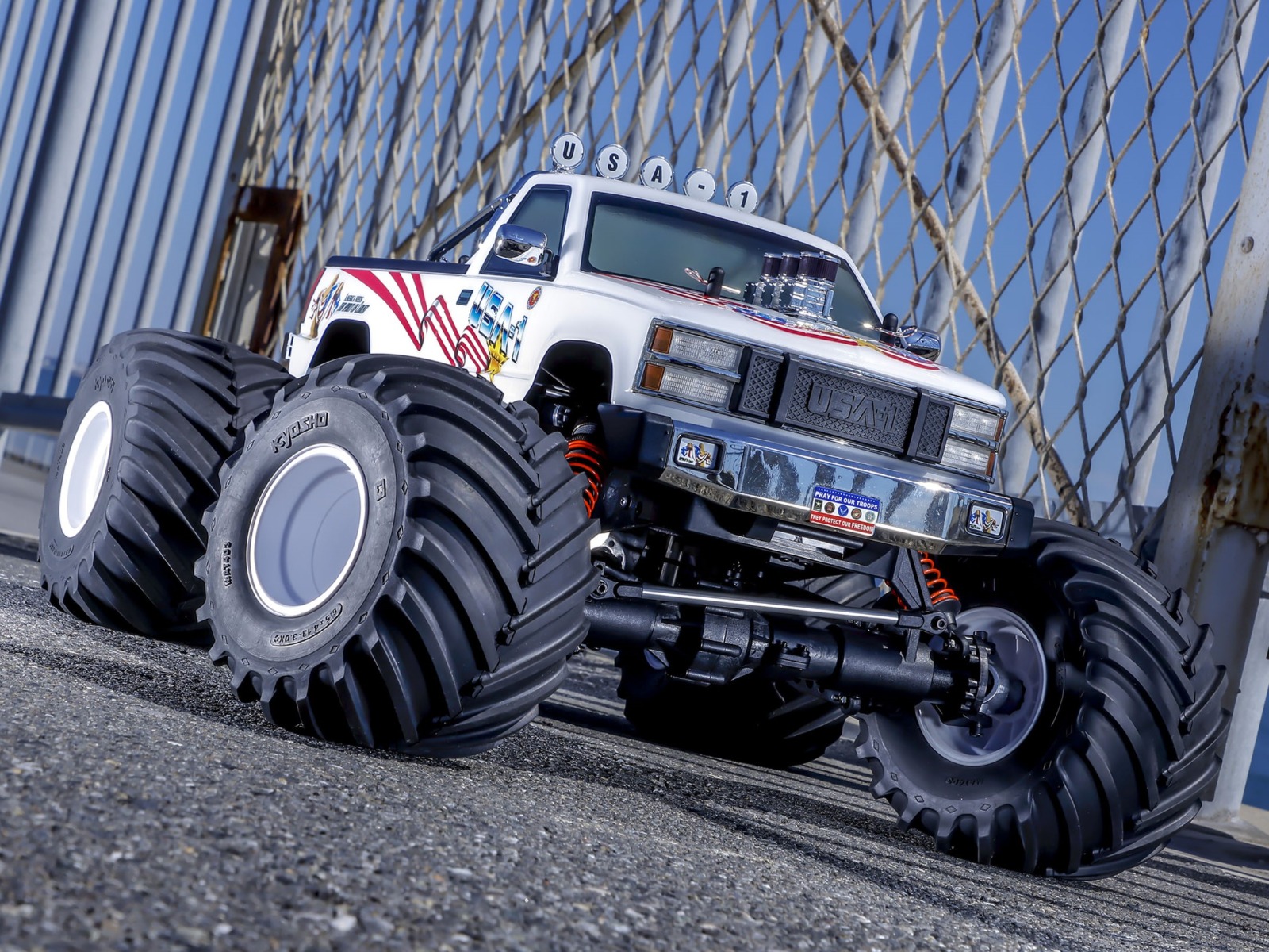 Truck ビッグタイヤで迫力満点。2WD、4WD、電動、エンジン、1/10スケール、1/8スケール等、多彩なラインナップ。